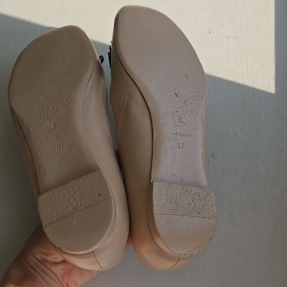 CHANEL Beige Women's Flats with Black Bow - Picture 5 of 12